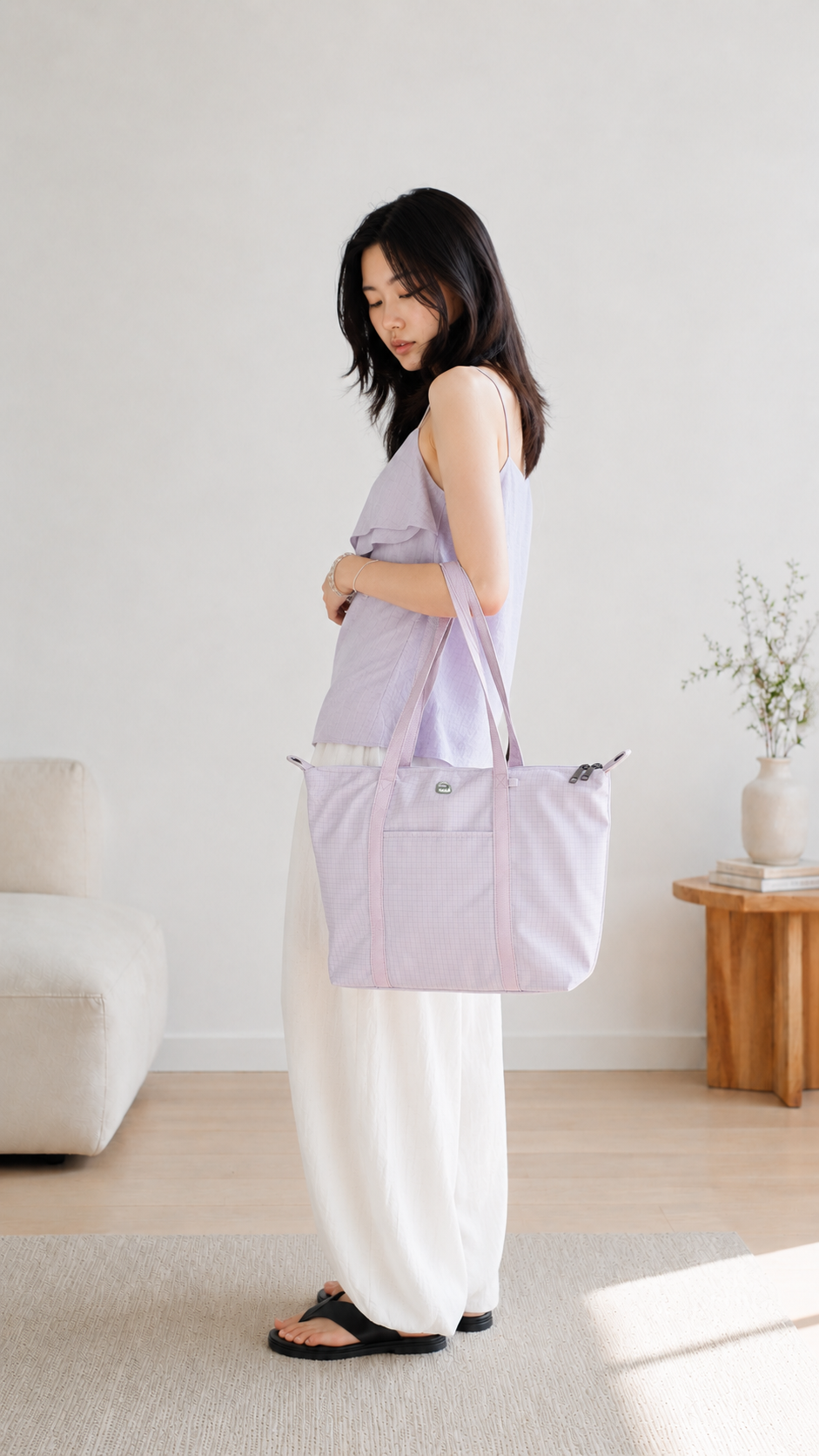 Woman carrying a light purple 14-inch laptop tote bag