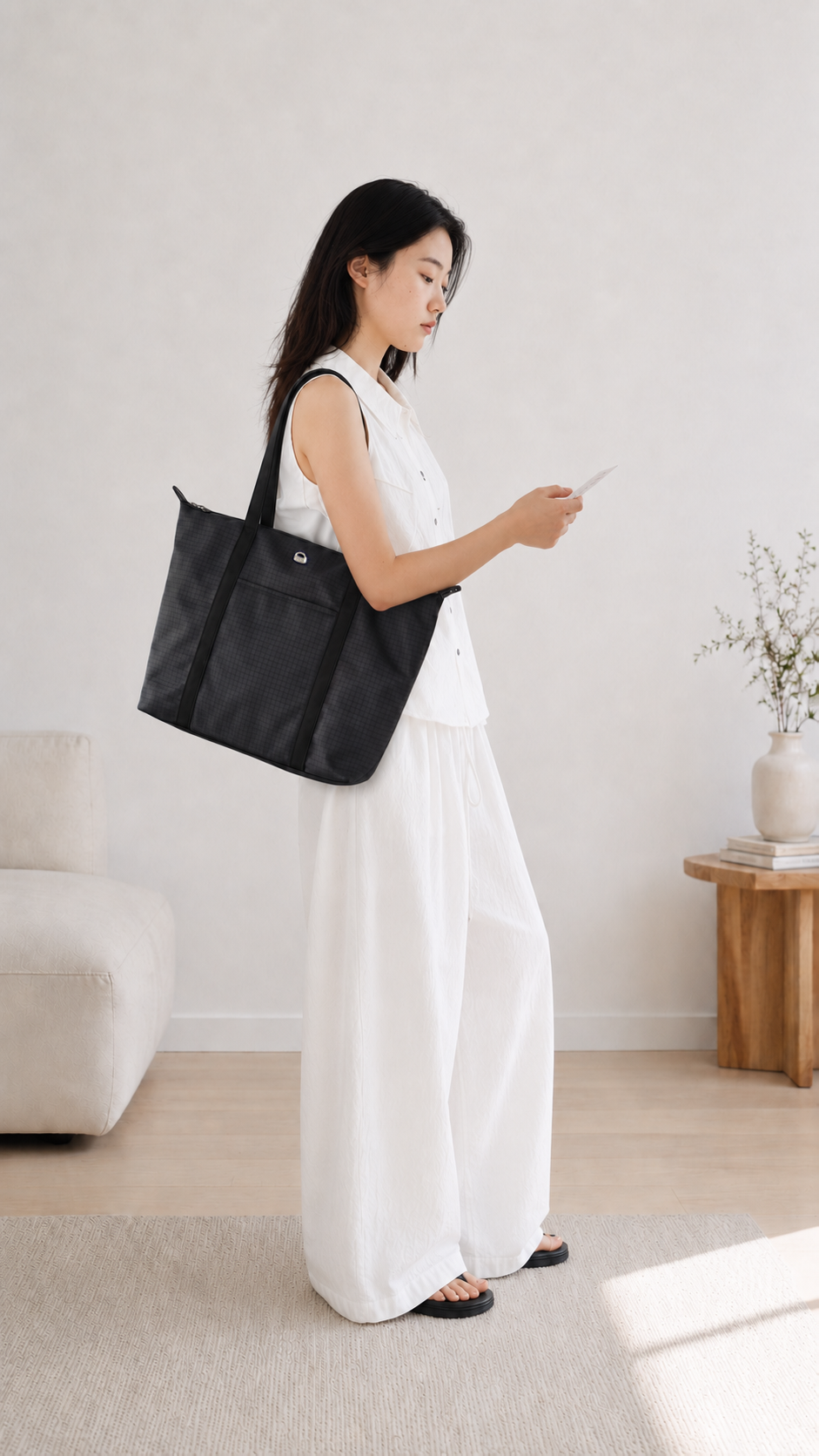 Woman wearing a carbon black preppy laptop tote bag