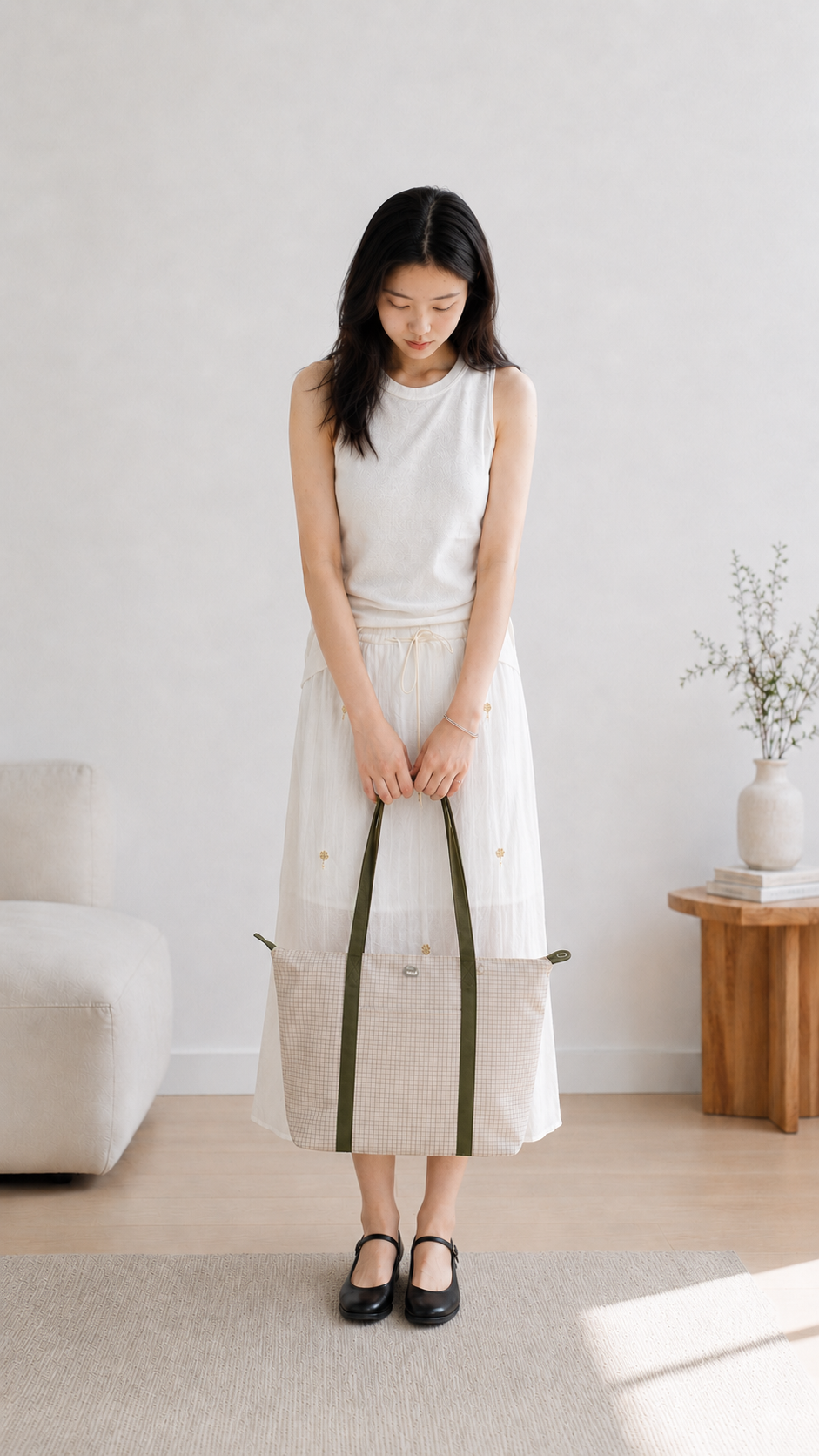 Woman holding a beige 14-inch laptop tote bag by the handles