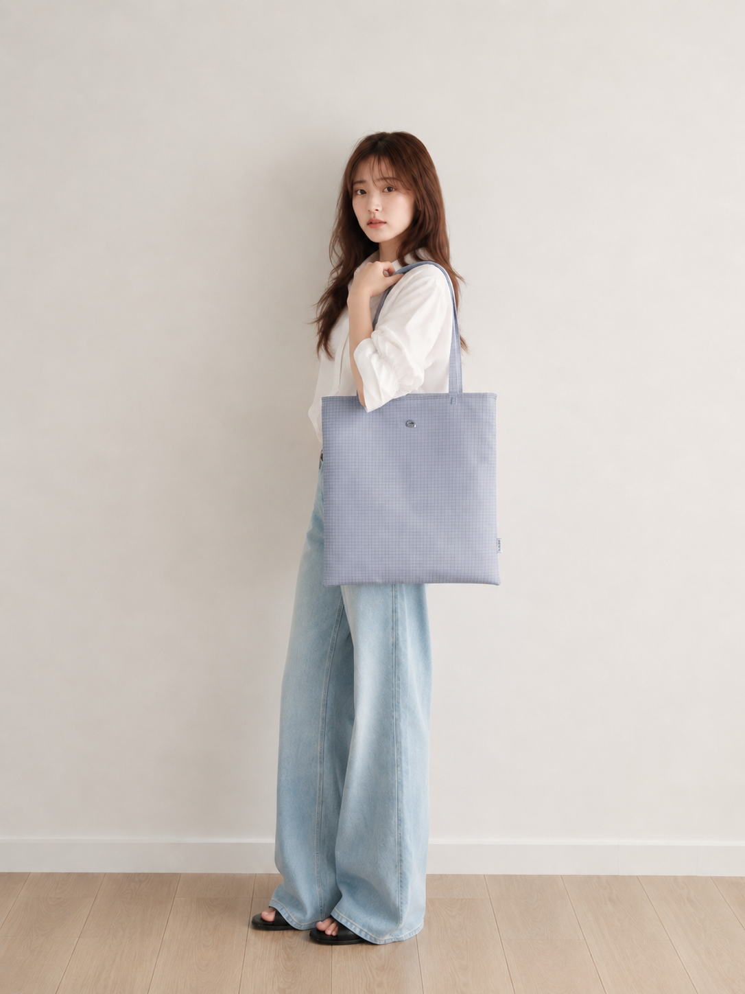 Woman wearing a light purple laptop shoulder bag for work
