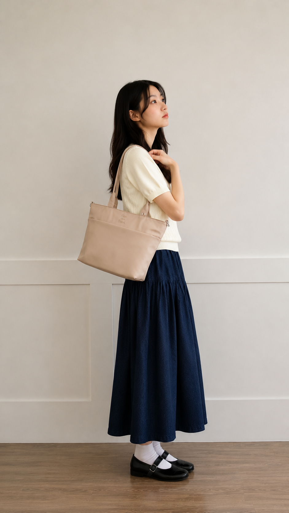 Woman wearing a champagne iPad tote bag over her shoulder