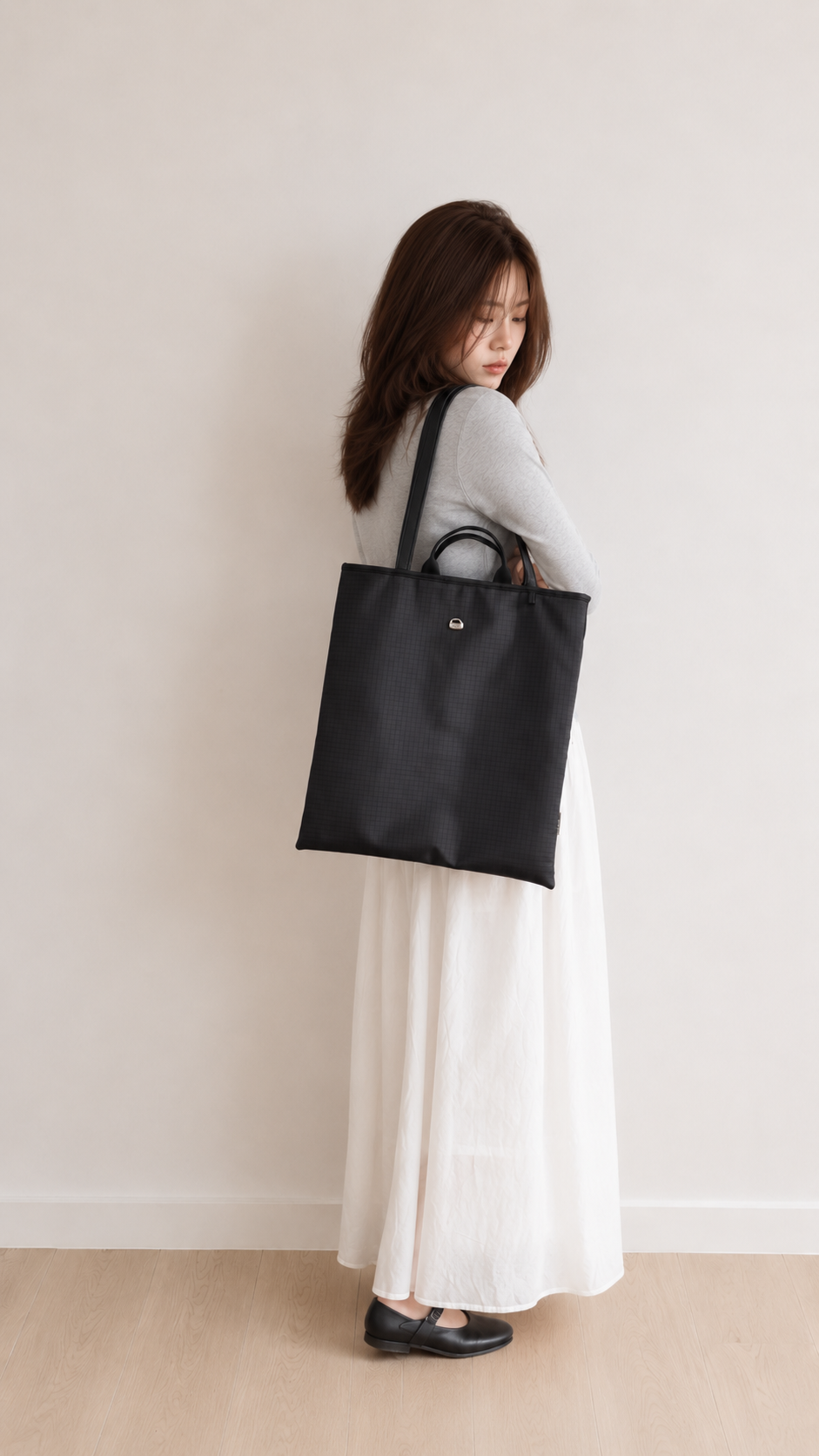 Woman carrying a carbon black 15.6-inch laptop shoulder bag