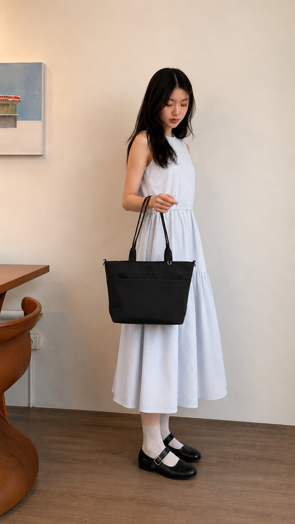 Woman carrying a carbon black iPad work tote by the handles