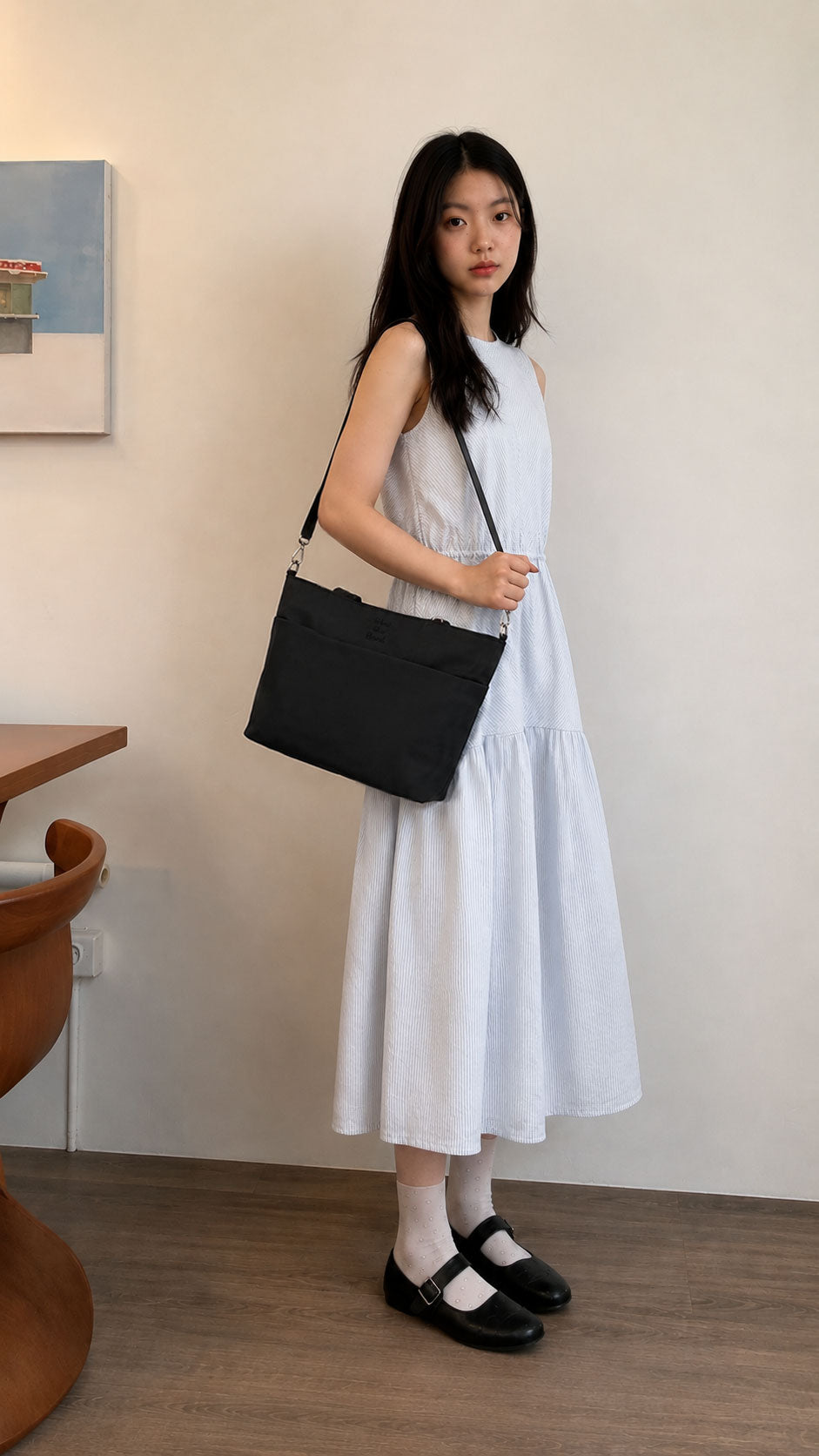 Woman wearing a carbon black 12-inch iPad tote bag over her shoulder