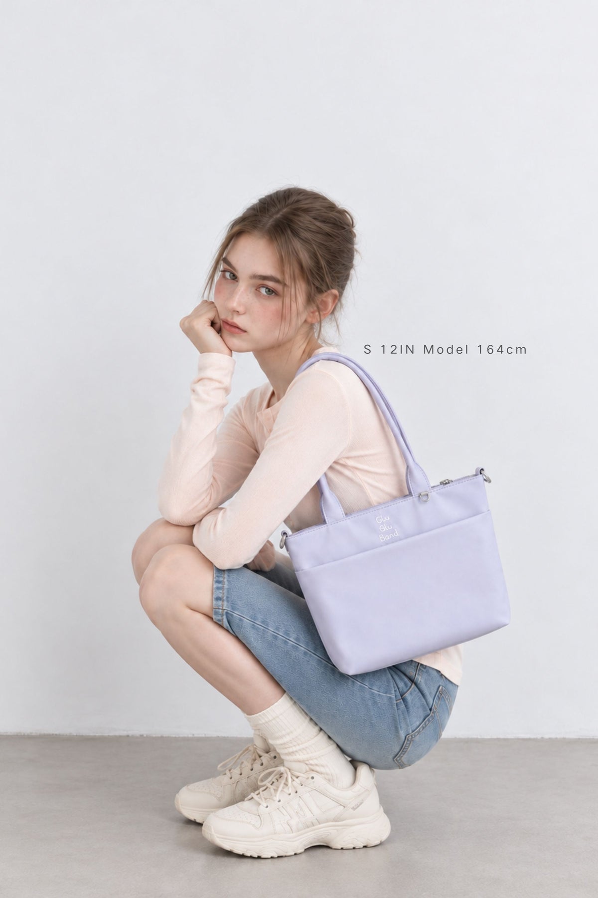 Model carrying the everyday side of the pale blue-purple ita tote